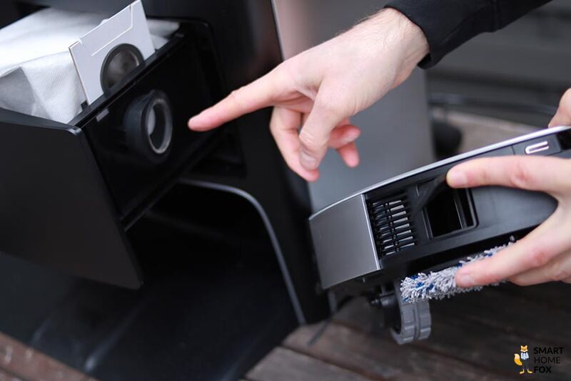 Das Fach mit dem Staubbeutel der Ecovacs Deebot X1 Station ist in der Nahaufnahme zu sehen